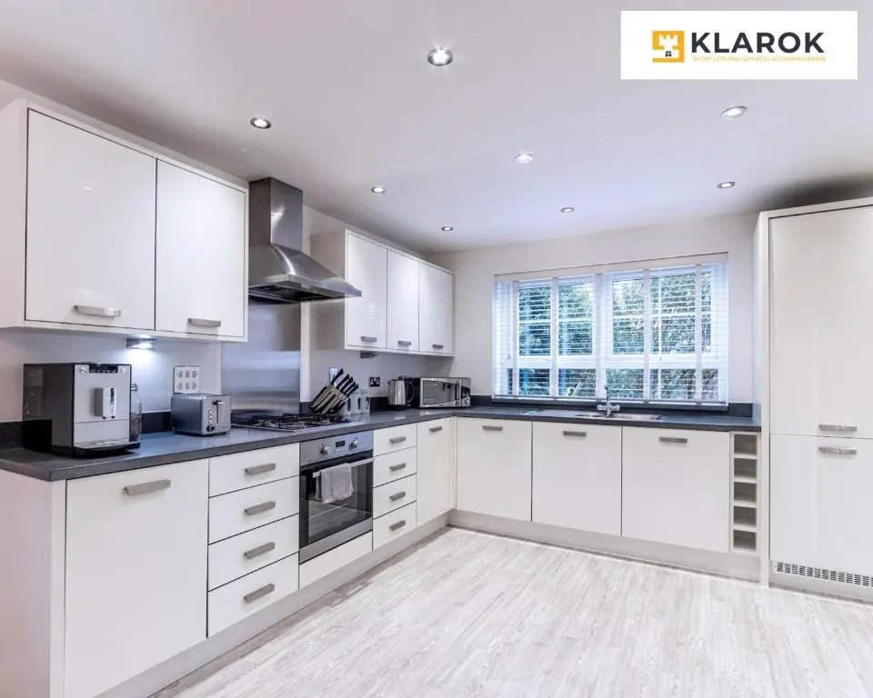 LONG STAYS 20pct OFF - LARGE 4BED-Pool Table & Parking By Klarok Short Lets & Serviced Accommodation