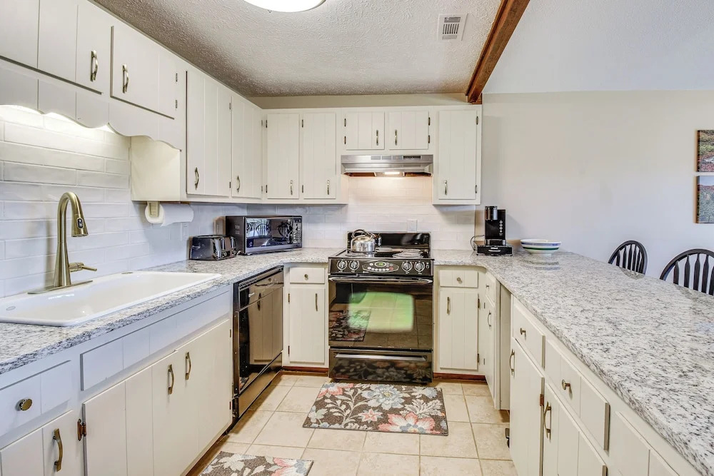 Newly Renovated Sky Valley Condo w/ Mtn Views