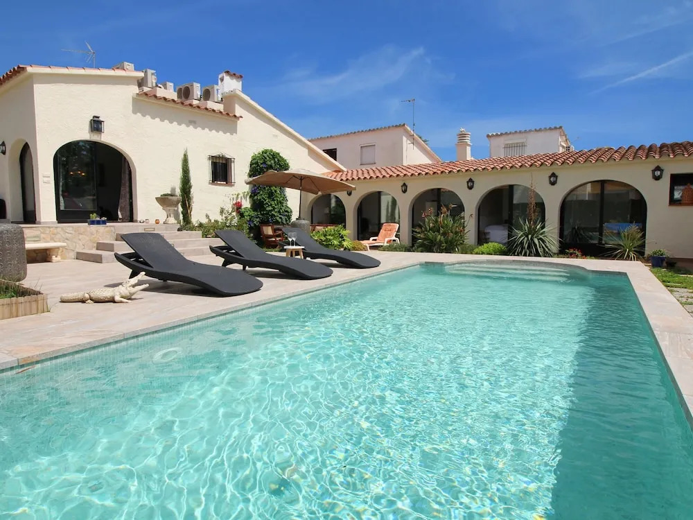 Elegant Holiday Home in Empuriabrava With Pool