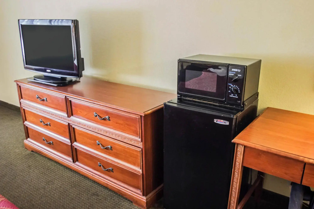 Econo Lodge Inn And Suites Near Florida Mall