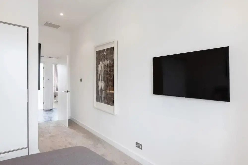 Stunning 3 Bed Apartment With Parquet Wooden Flooring in Baker Street