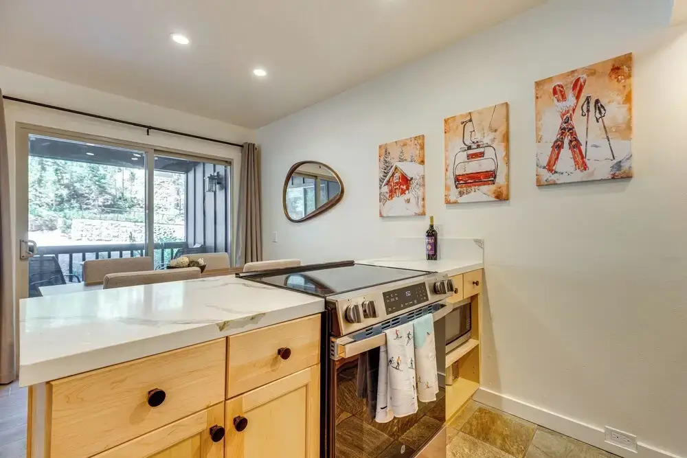 Walk to Mammoth Village: Chic Mountain Studio 101