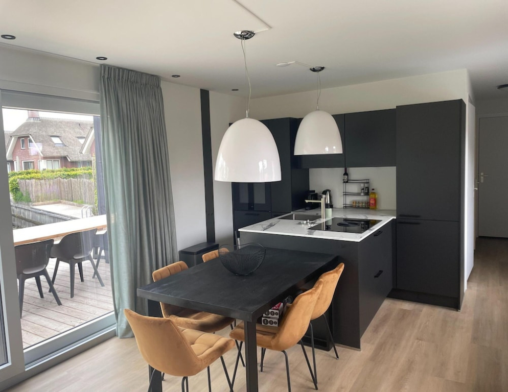 Chalet by Water in Idskenhuizen Recreation Park