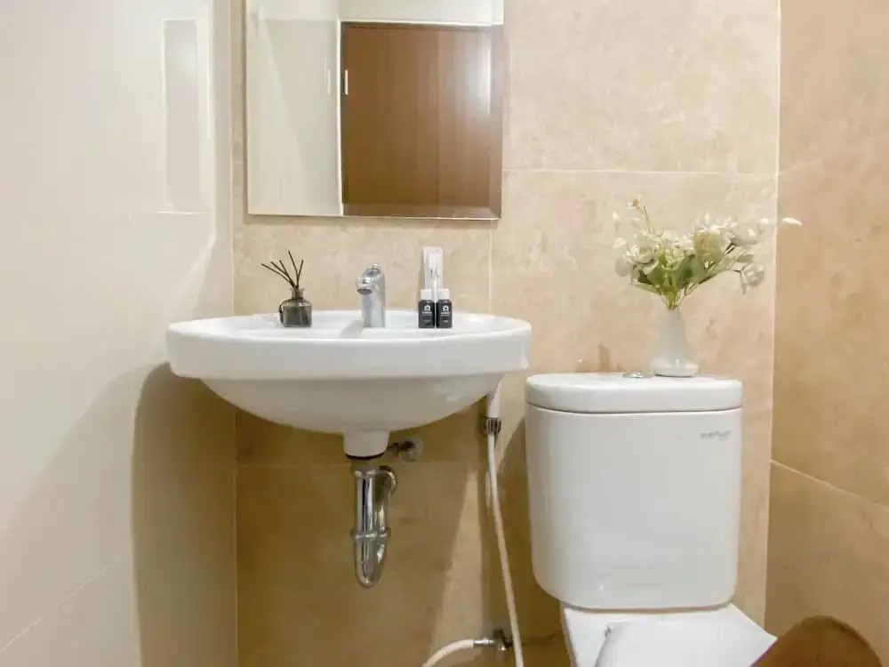 Nice and Comfy Studio Apartment at Transpark Cibubur By Travelio