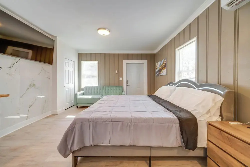 Explore the Hinton Historic District! Luxe Studio