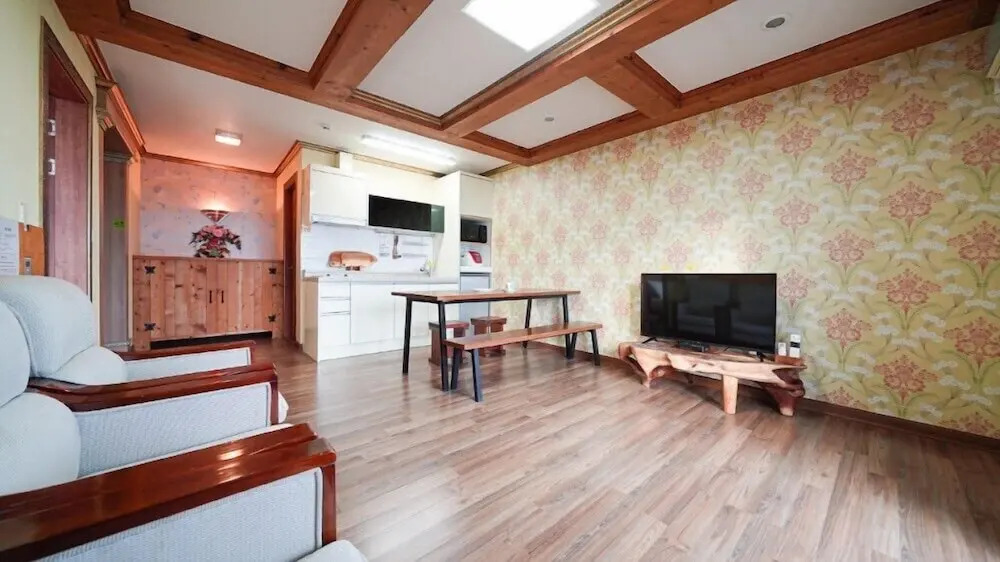 Geoje Birds Hill Pension