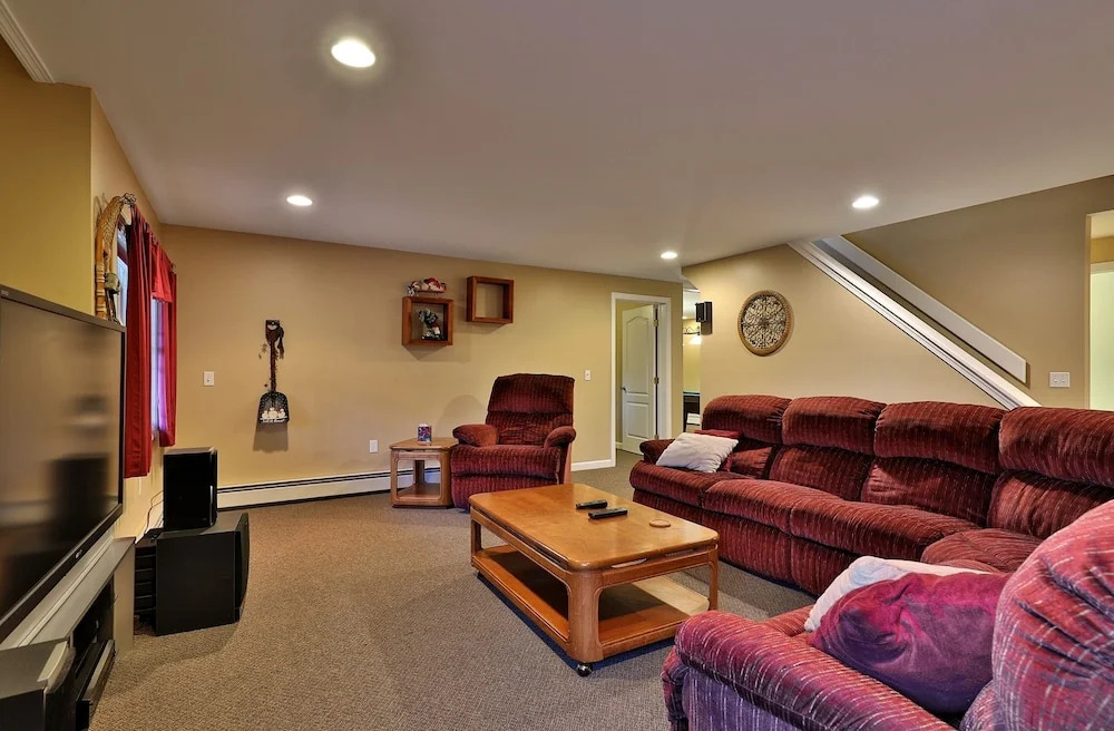 The Queens Croft V2 - Luxury Killington Ski Home. Newer. Better. Ski-ier. 3 Bedroom Home