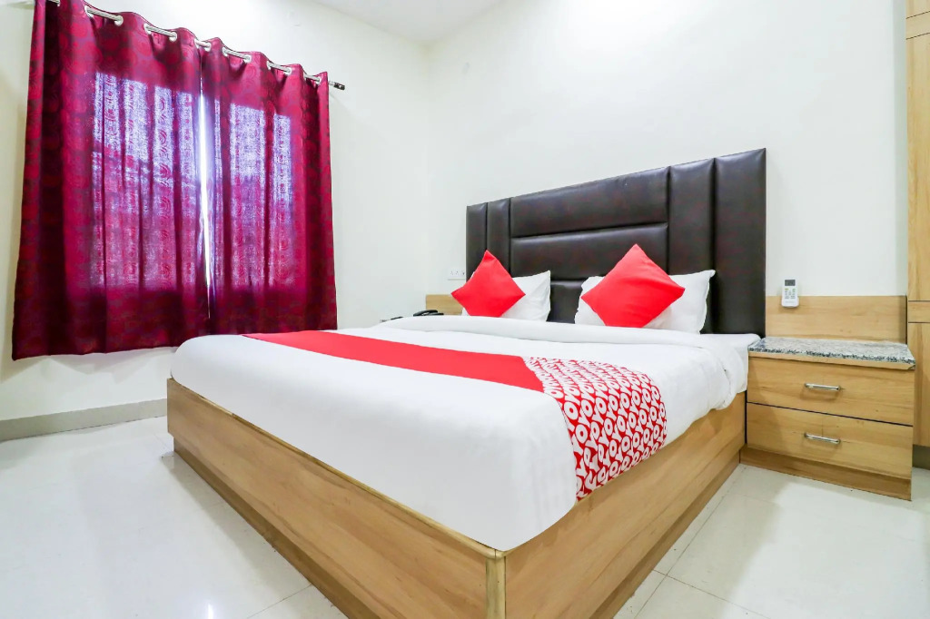 OYO 70847 Hotel Royal Aanandam