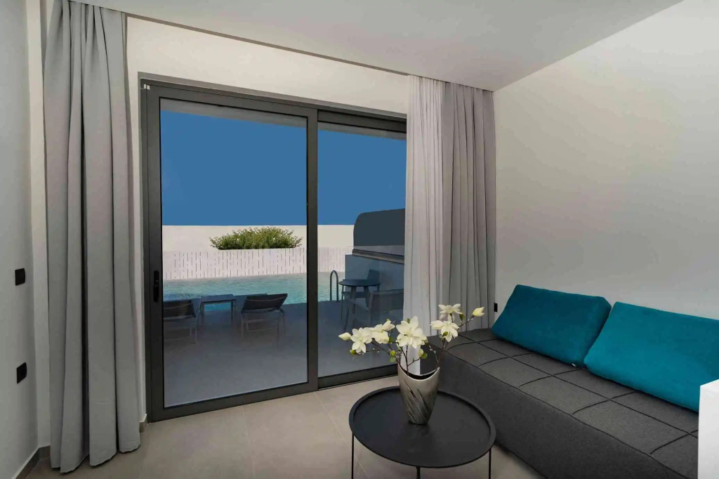 Zoes Hotel & Suites