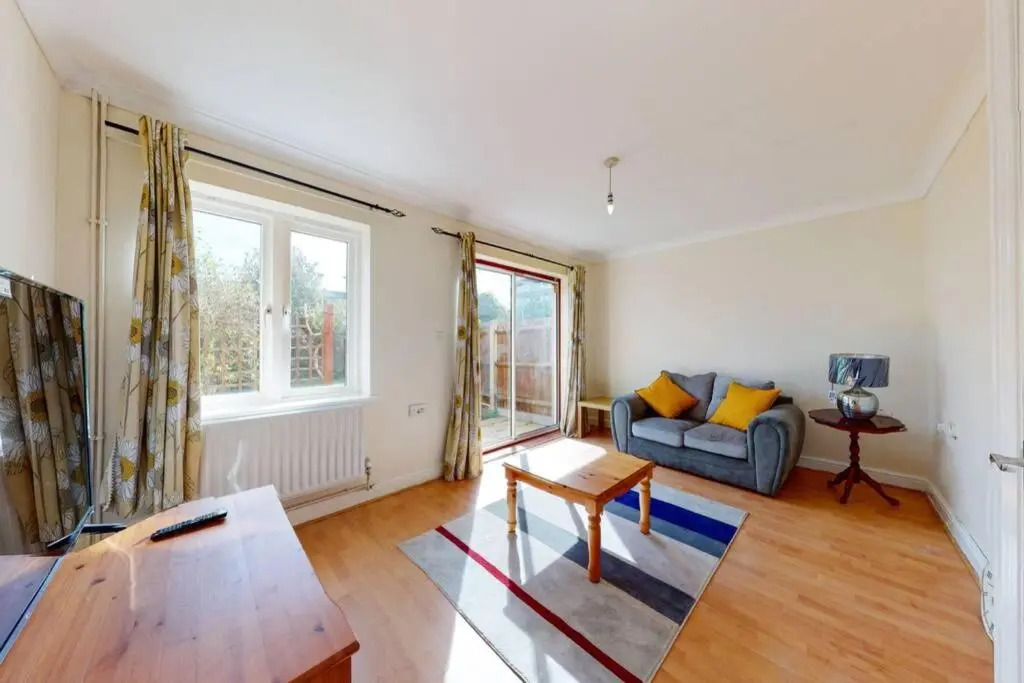 Super 2 Bed House with Privategarden