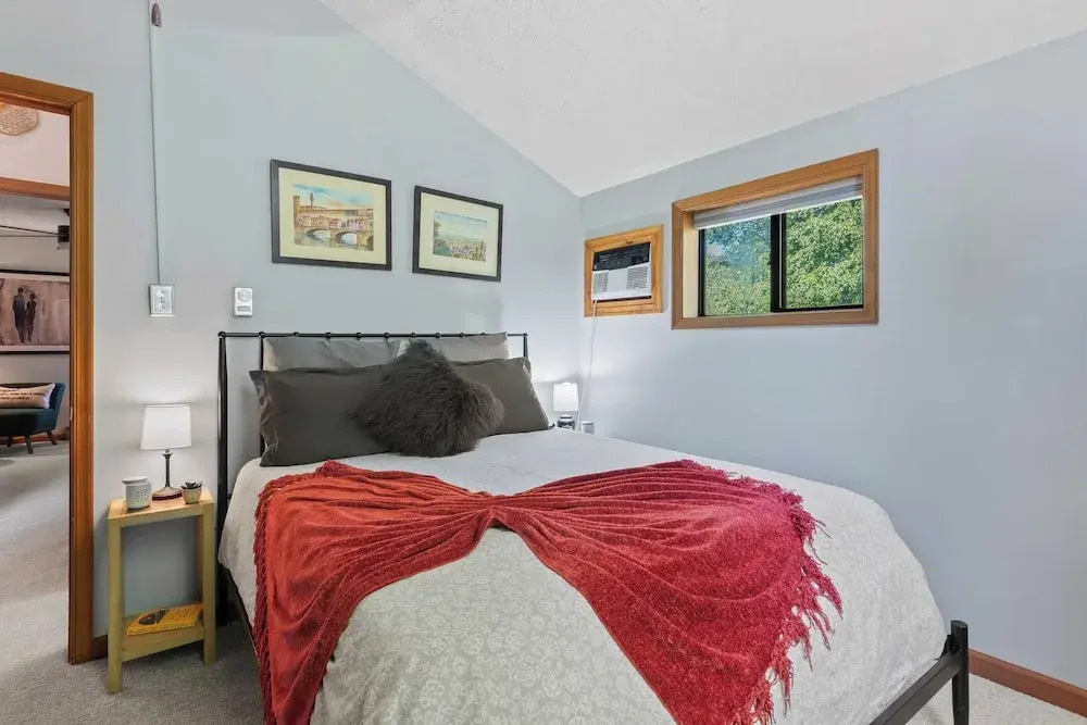Waterside Haven by Avantstay Lakefront, Hot Tub, Game Room, Fire Pit
