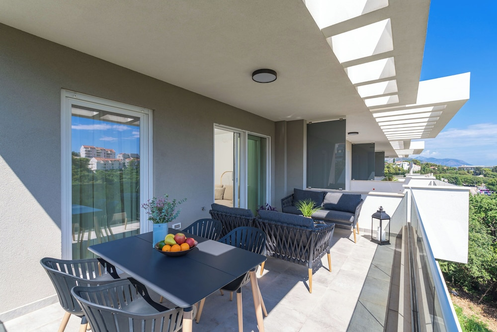 THE SIGNATURE SUITE by DuHomes