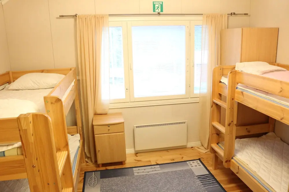 Hirsimökki ja makuuaitta