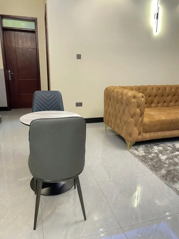 Lee Furnished Homes - Executive 1