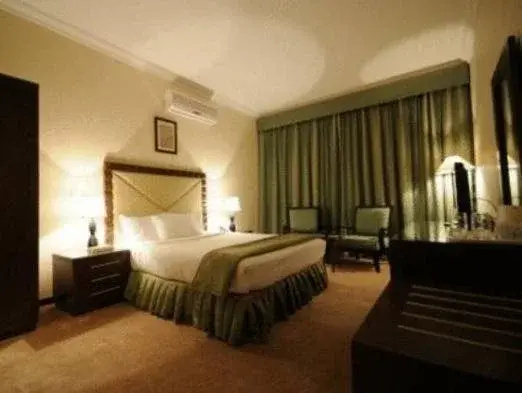 Royal Hotel & Suites