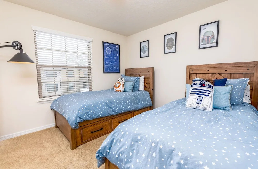 Amazing New TownHome 5 Bdr 4,5 Bath with Pvt Pool and Access to Clubhouse,15min from Disney