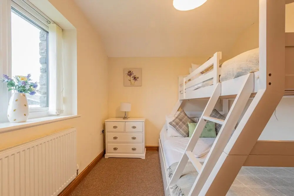 Spacious Country House for 14, Holywell, No Deposit