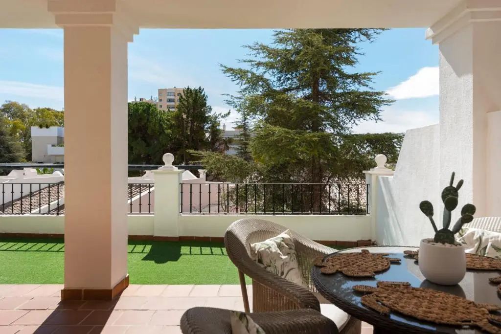 Bright 2 Bedroom apartment with parking space and swimming pools in Aloha Gardens