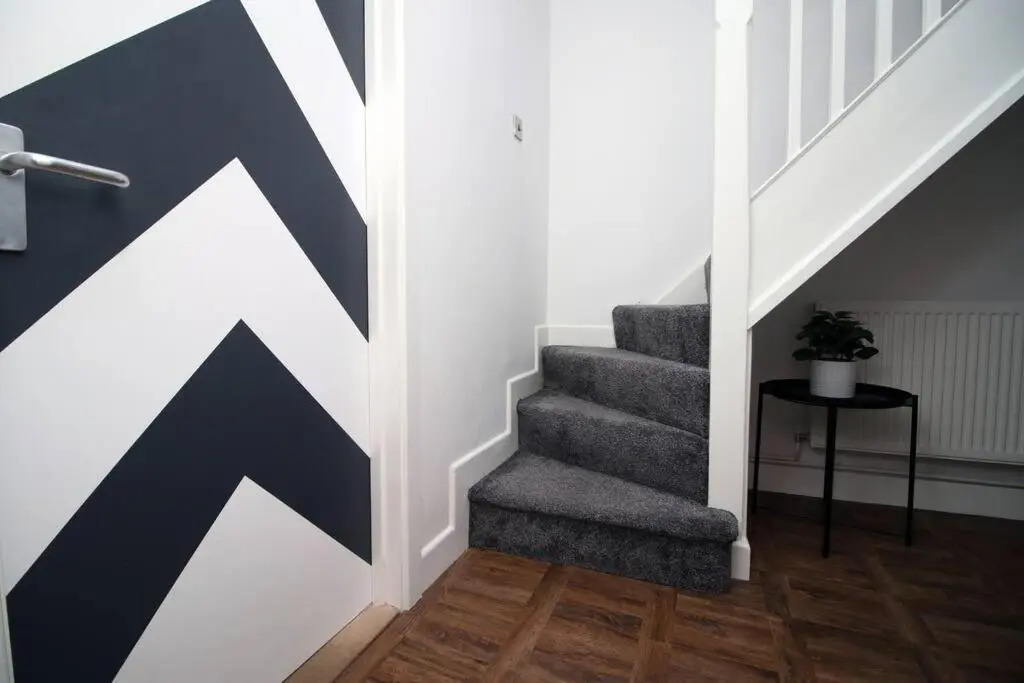 Stylish Home in Port Tennant - 4BR Free Parking!