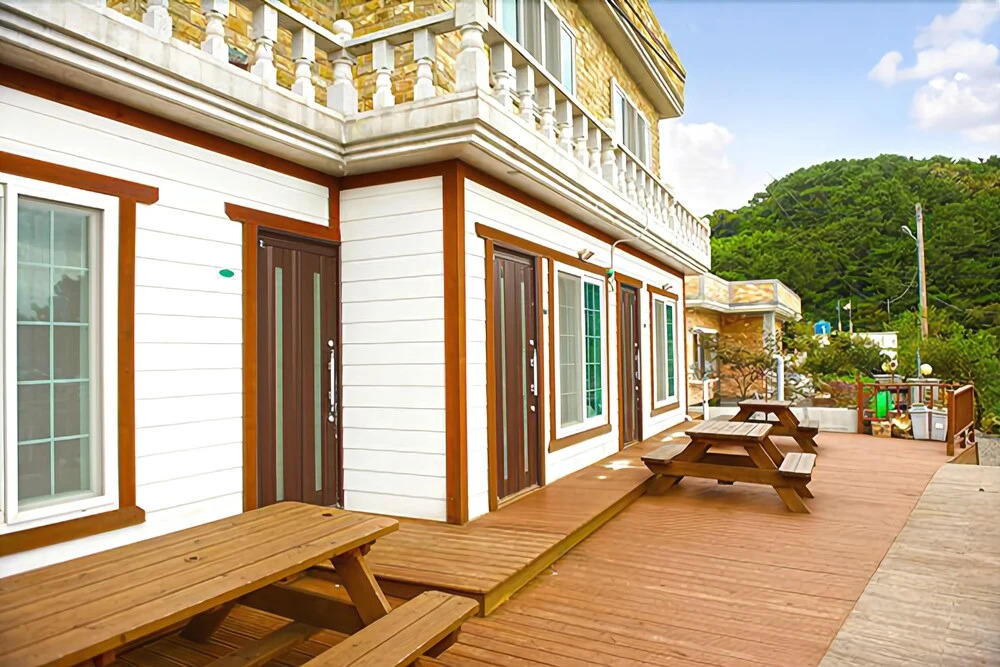 Geoje Dojangpo Pension