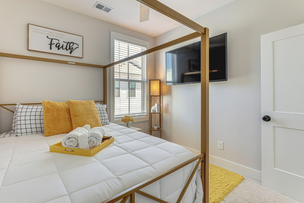 5 Mi to Intl Soccer Play: ATL Townhome w/ Balcony