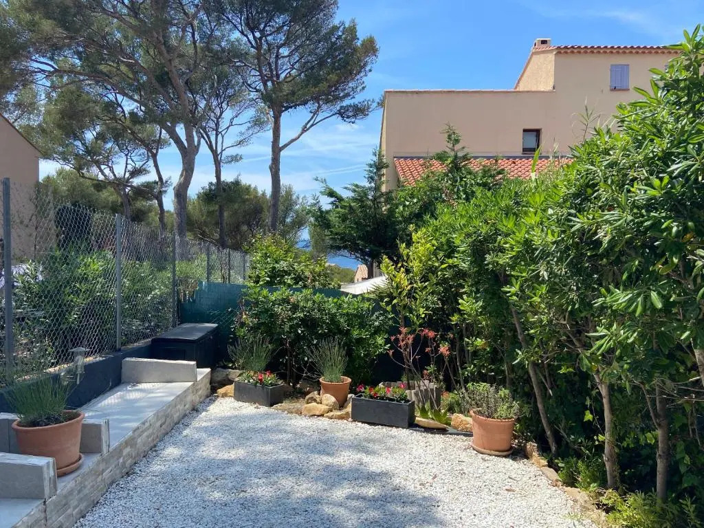 Logement entier T2 climatisé, parking gratuit, jardin, mer