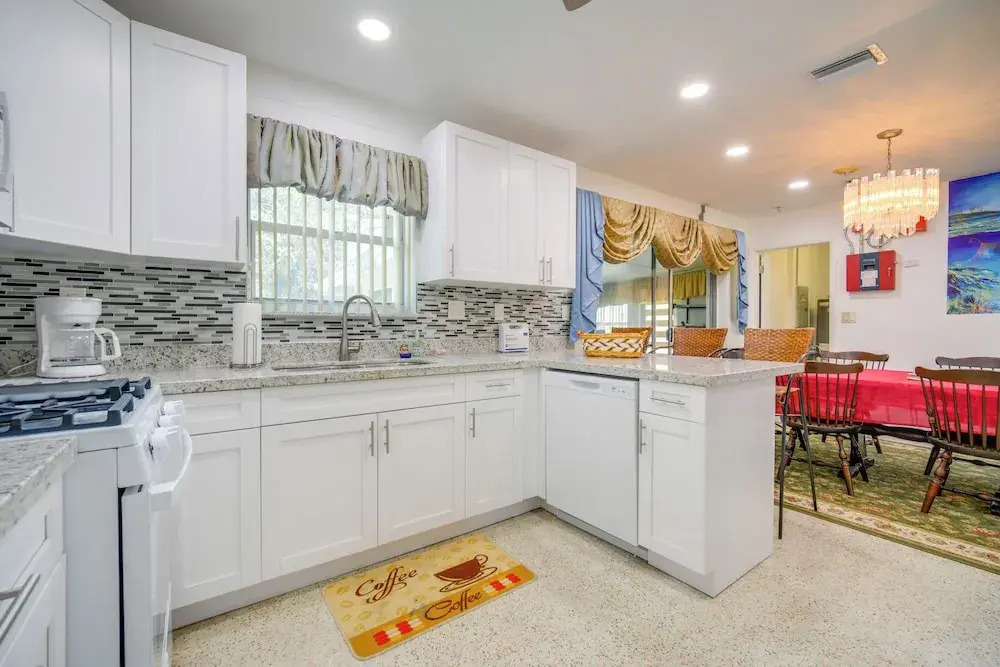 < 3 Mi to Hard Rock Stadium: Miami Home w/ Sunroom