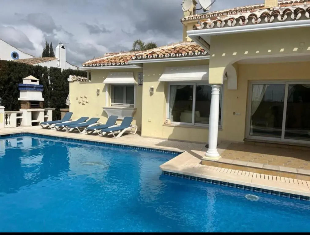 Beautiful villa 30 meters from the beach fantastic sea views