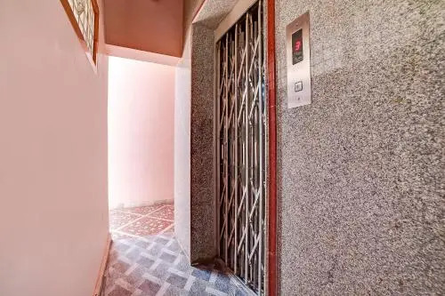 OYO 65103 Hashmi Residency