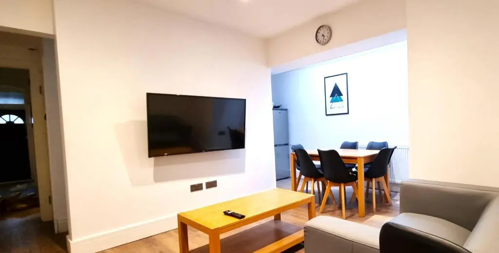 Spacious 6 Bedroom House, 4 Bathrooms, Central, 2 Parking Spaces