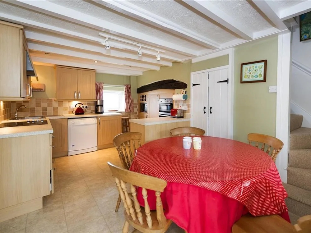 Cozy House with Authentic Details near Sea
