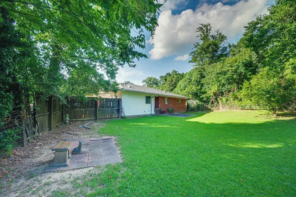 Inviting Vicksburg Home w/ Patio + Charcoal Grill!