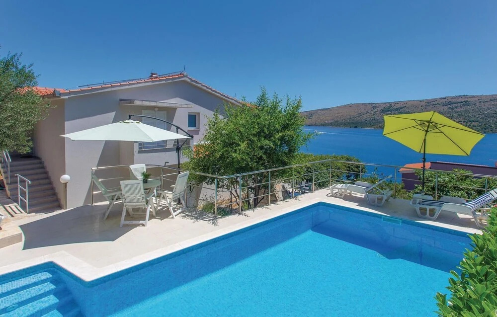 Nice Home in Poljica With Wifi and 5 Bedrooms