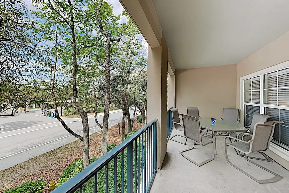 Coligny Plaza W/ Rooftop Pool, Walk To Beach 2 Bedroom Condo