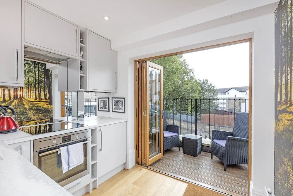 Pet-friendly Fulham 1-bed Apt, 2 Mins to Tube