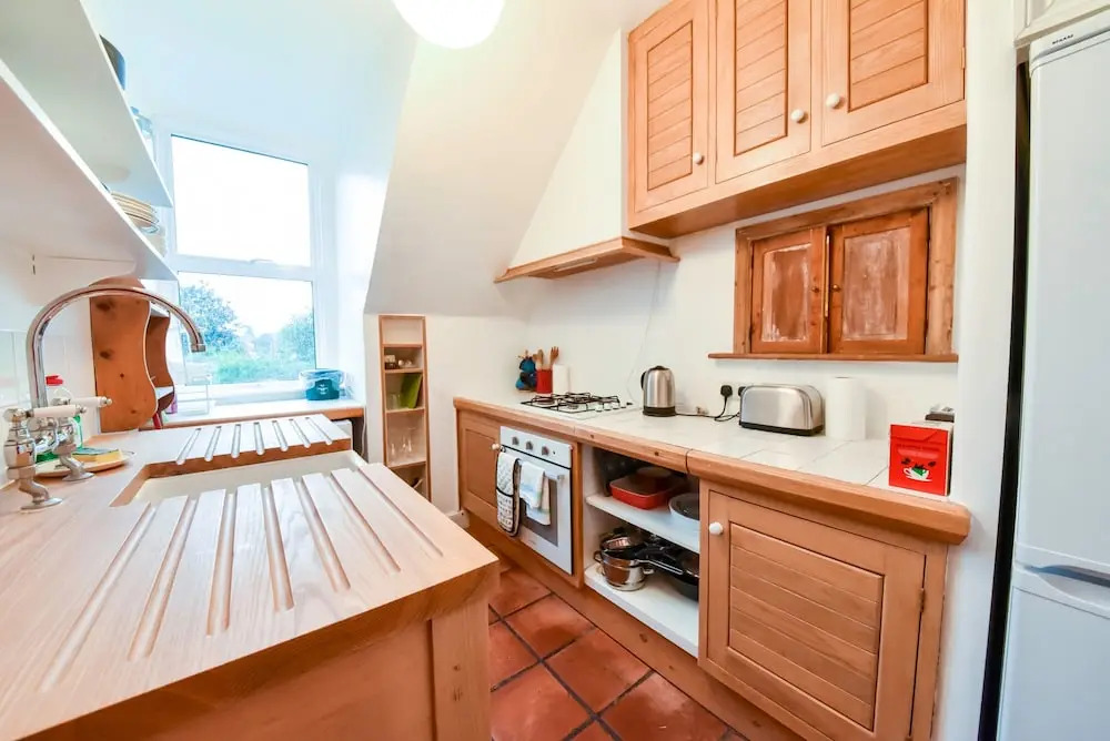 2 Bedroom Top Floor Flat Near Willesden Green