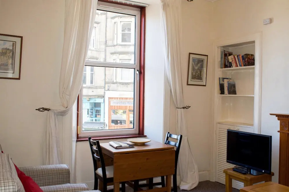 Bright 2 Bedroom Home in Edinburgh