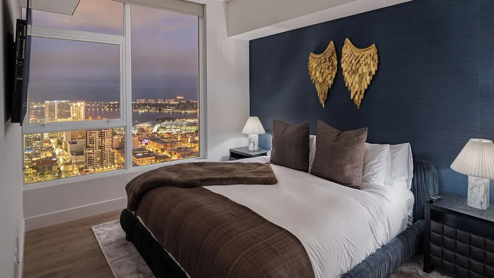 41st Floor! 2bdr w/ Luxury Amenities & Balcony Skylux Penthouse by Avantstay