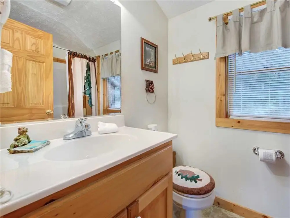 Komfy Kozy 3 Bedroom Home with Hot Tub