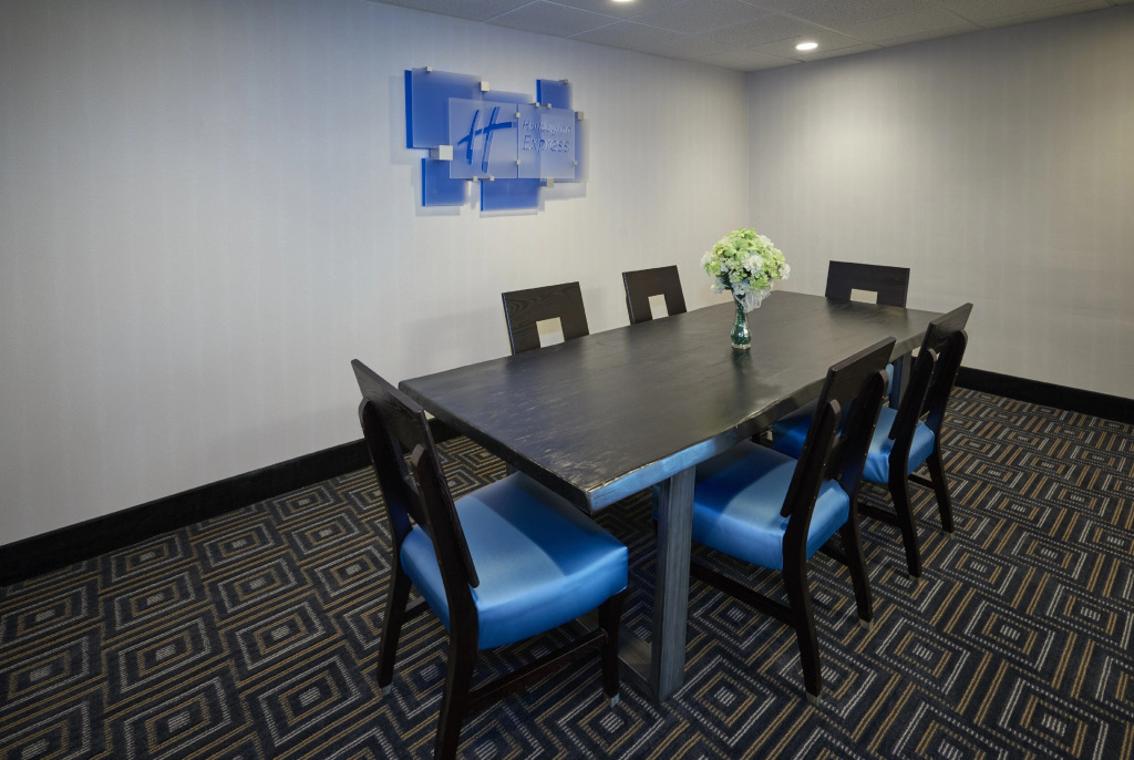 Holiday Inn Express & Suites Birmingham South - Pelham by IHG