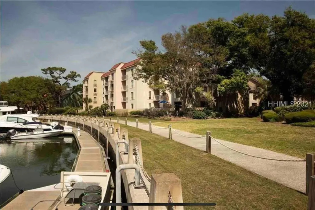 In the Heart of Harbour Town 2BR 2BA Pool Access Close to Beach