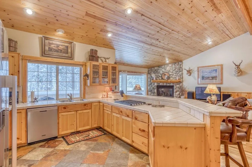 Spectacular Mountain Views and Outdoor Gatherings - Charming Oasis