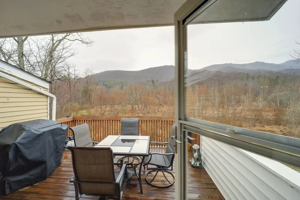 Mtn-view Condo w/ Lookout Deck in Banner Elk!