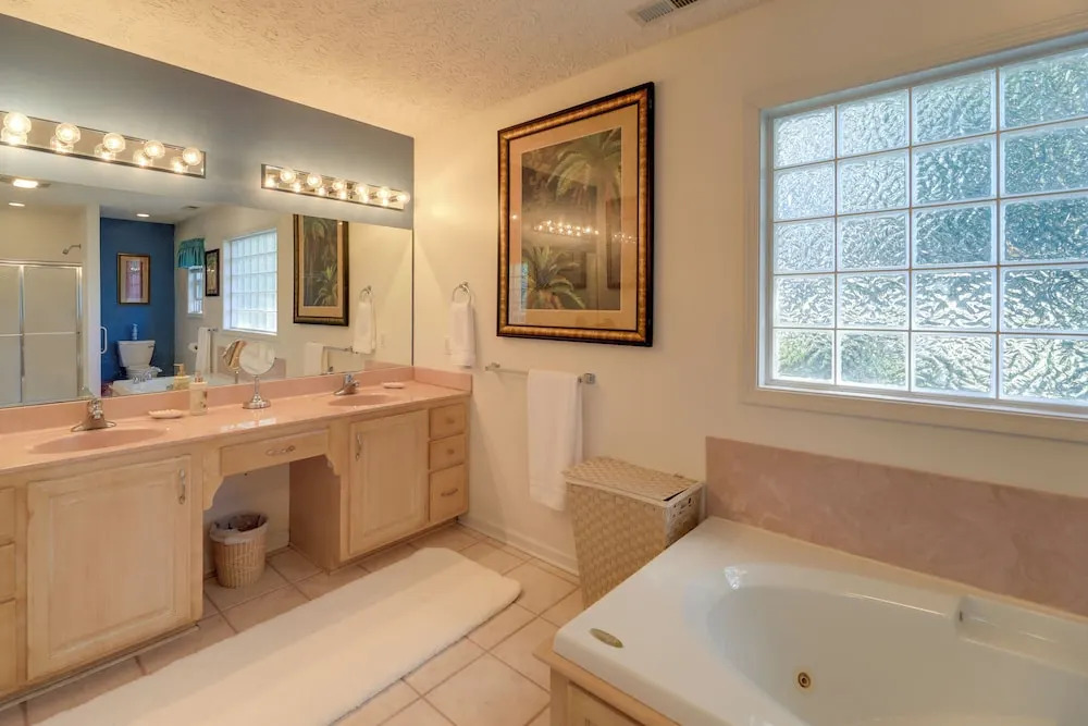 Pine Knoll Shores Getaway - Walk to Beach!