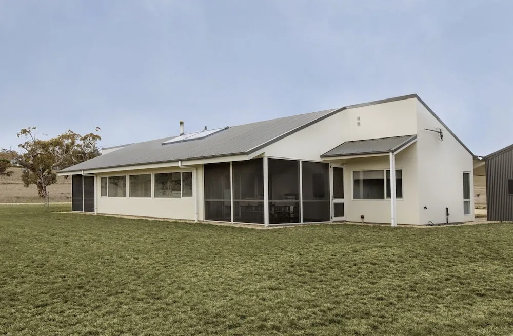 Manna Tree Farm -modern home with majestic views in stunning countrysi