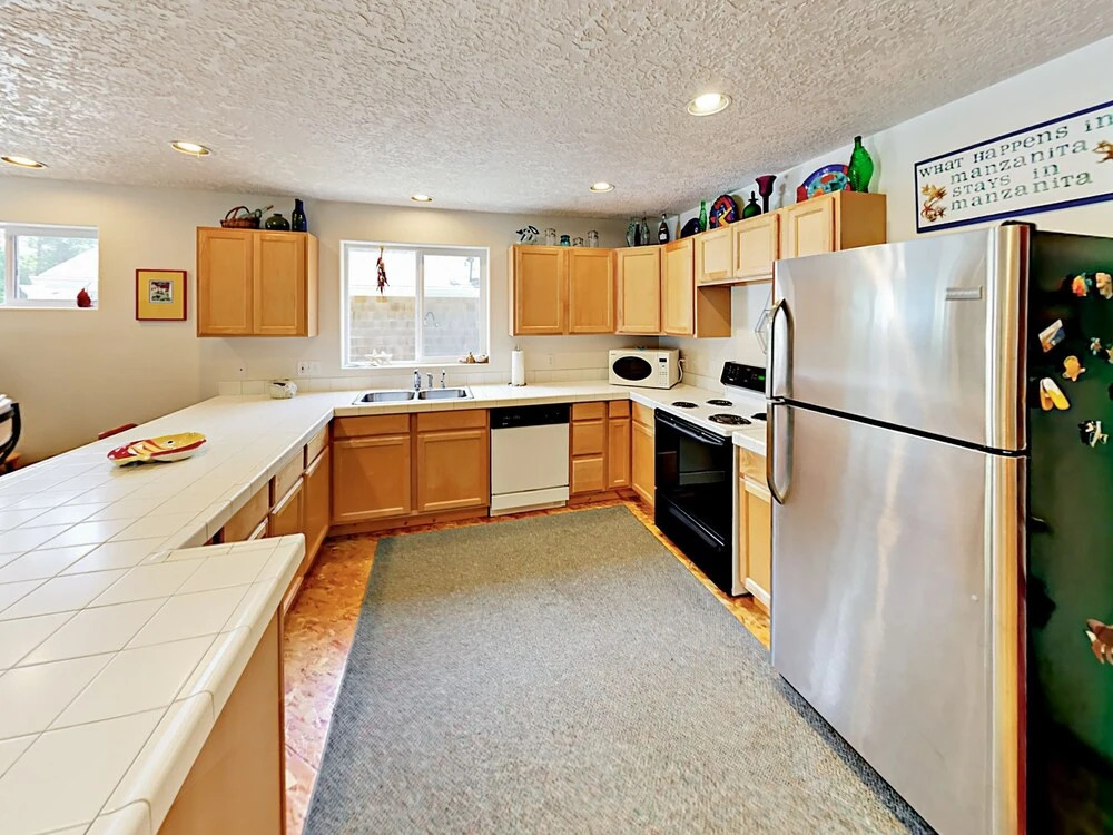 4br W/ Deck - Steps To The Beach! 4 Bedroom Home