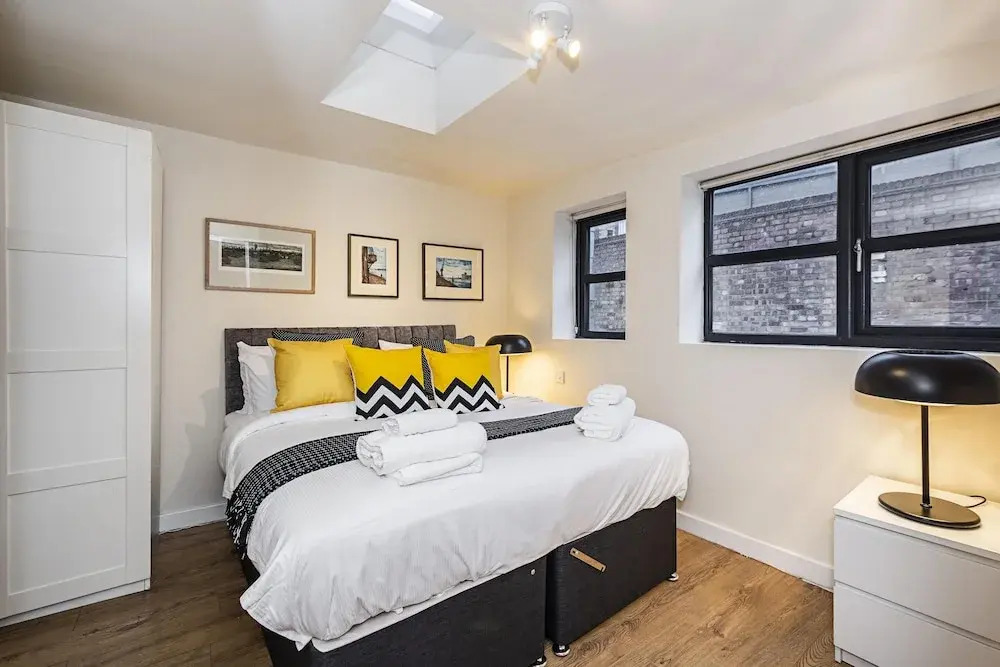 Incredible Light Filled Studio Apartment + Free Parking Sleeps 4
