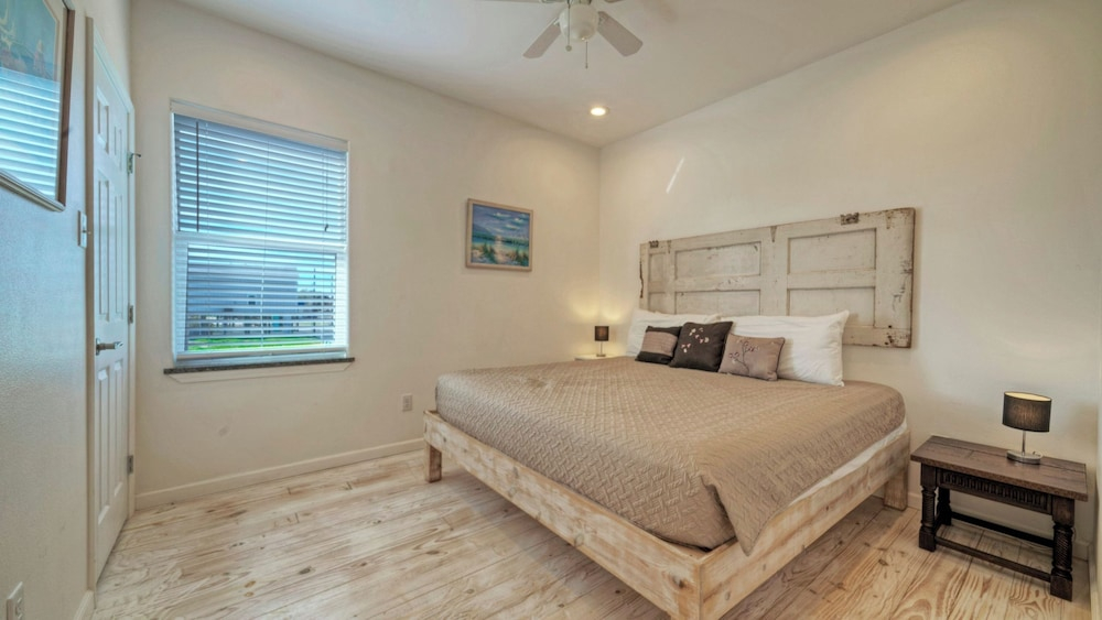 Sleeps 84, 9 Homes Private Boat Dock, Waterfront Pool, Views Laguna Village