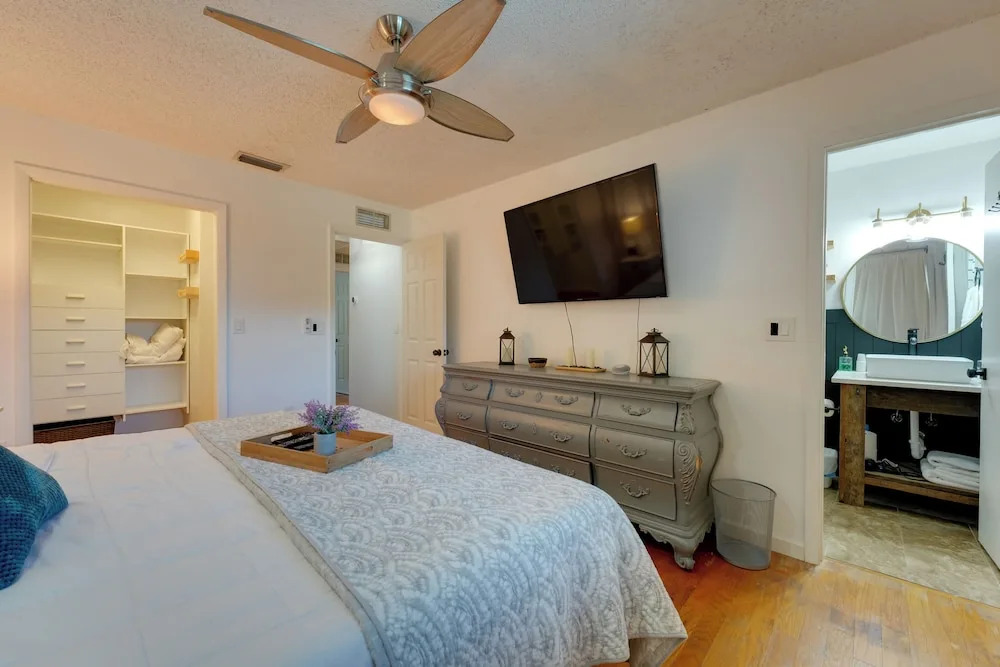 Pool & Patio Access: Breezy Getaway in Palm Harbor