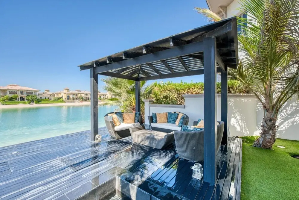 Glamourous Beachfront Villa on The Palm w Pool